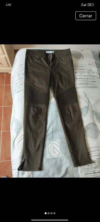 Pantalones verdes estilo motero