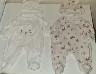 Pijamas y pañales para bebé  prematuro