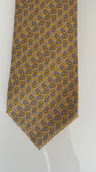 Corbata Hermès Dorada