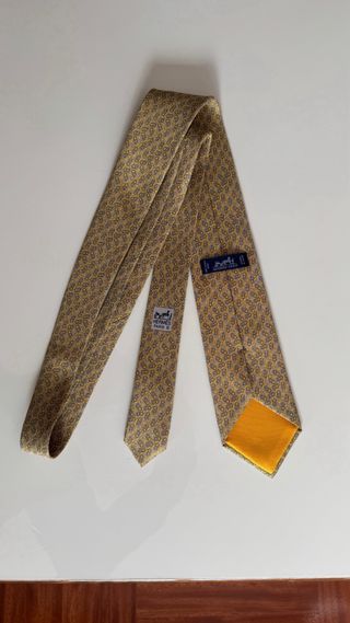 Corbata Hermès Dorada