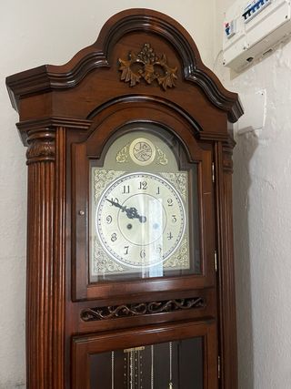 Reloj de pie clásico madera
