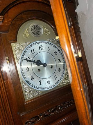 Reloj de pie clásico madera