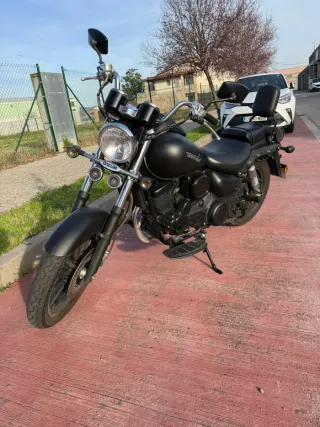 Moto Cruiser Negra mate y Plateada 125cc  7.360km.