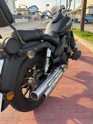 Moto Cruiser Negra mate y Plateada 125cc  7.360km.