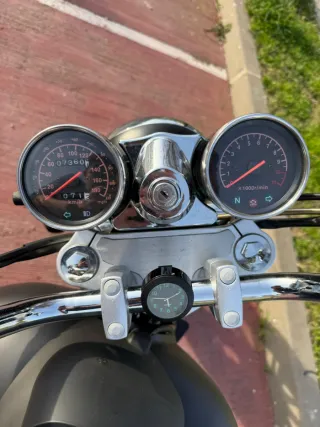 Moto Cruiser Negra mate y Plateada 125cc  7.360km.