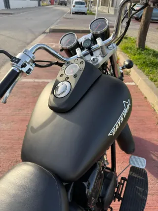 Moto Cruiser Negra mate y Plateada 125cc  7.360km.
