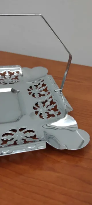 Vassoio da portata in metallo con manico