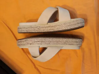 Sandalias Beige Cruzadas