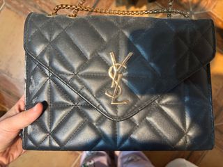 Bolso YSL acolchado negro y dorado