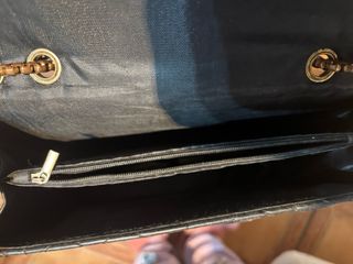 Bolso YSL acolchado negro y dorado