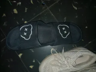 Chanclas Negras con Diseño Oso