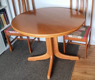 Mesa redonda extensible y 4 sillas madera