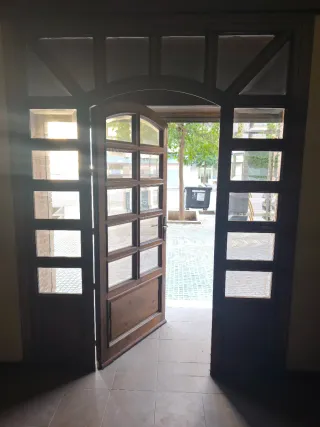 Puerta madera y cristal entrada