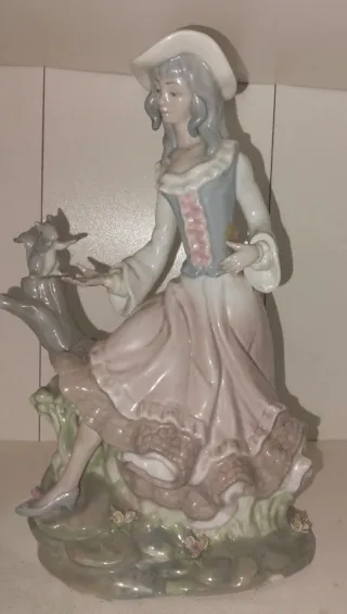 Figura antigua de porcelana Tengra sellada