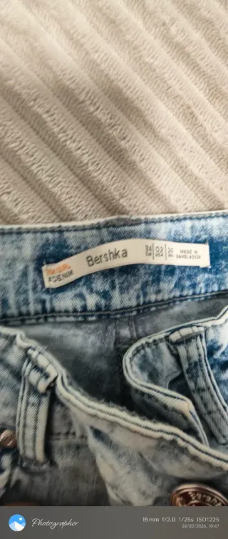 Pantalón pitillo Bershka azul desgastado