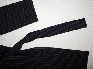 Mono negro con rayas blancas