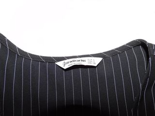 Mono negro con rayas blancas