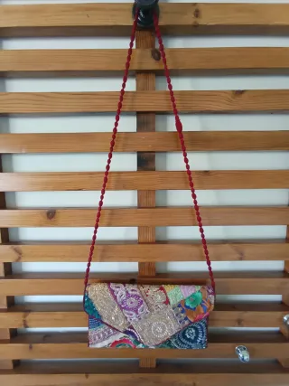 Bolsito bordado tipo hindú