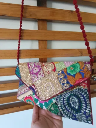 Bolsito bordado tipo hindú