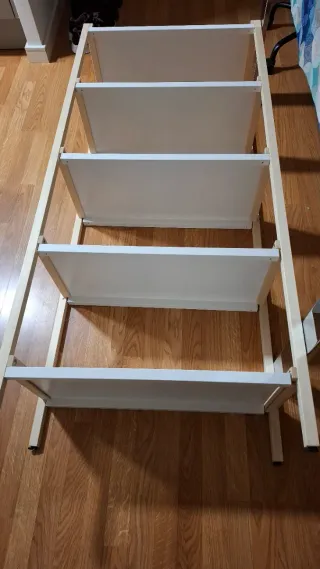 Estantería de madera ligera