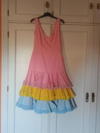 Traje de flamenca volantes rosa, amarillo y azul