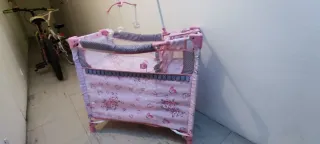 Cuna de juguete rosa con mariposas