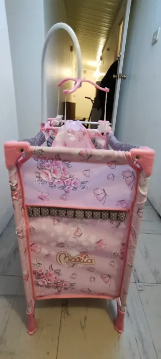 Cuna de juguete rosa con mariposas