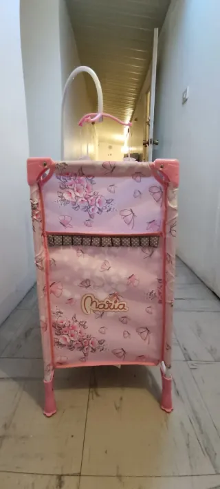 Cuna de juguete rosa con mariposas