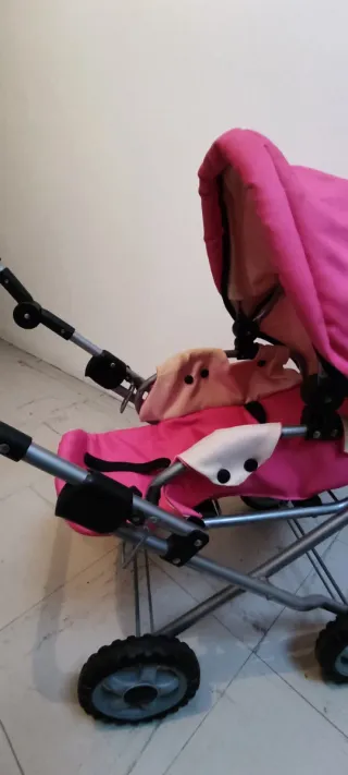 Carrito de bebé de juguete rosa