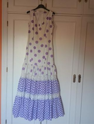 Traje de flamenca blanco y morado