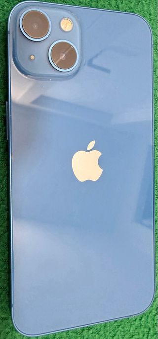 iPhone 13 Azul con Accesorios