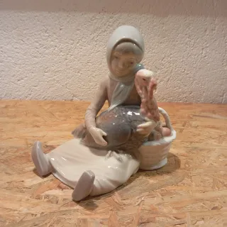 Figura Lladró Niña con Pavo y Cesta