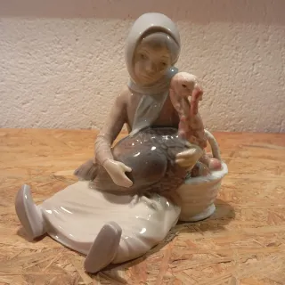 Figura Lladró Niña con Pavo y Cesta