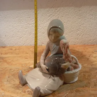 Figura Lladró Niña con Pavo y Cesta
