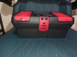 Caja de herramientas negra y roja