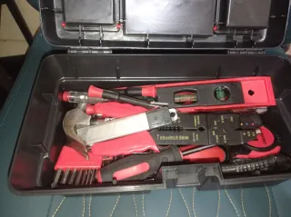 Caja de herramientas negra y roja