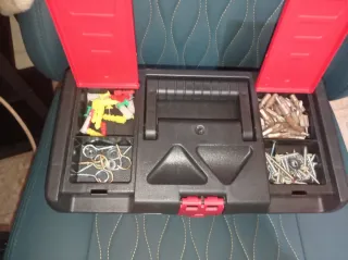 Caja de herramientas negra y roja