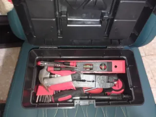 Caja de herramientas negra y roja