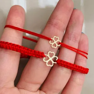 Braccialetti rossi con charms a fiorellino