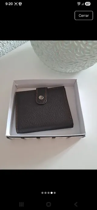 Billetera de hombre con detalles en rojo