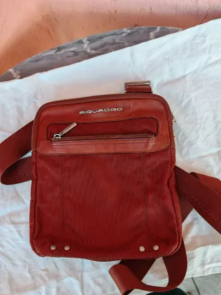 Tracolla Piquadro rossa in tessuto e pelle