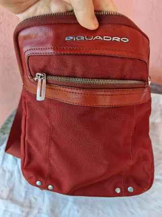 Tracolla Piquadro rossa in tessuto e pelle