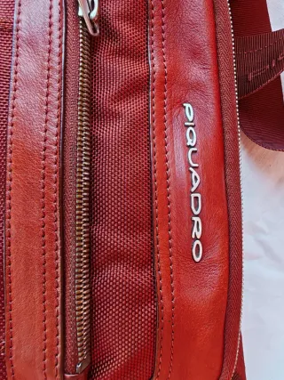 Tracolla Piquadro rossa in tessuto e pelle