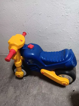 Moto infantil azul y amarilla