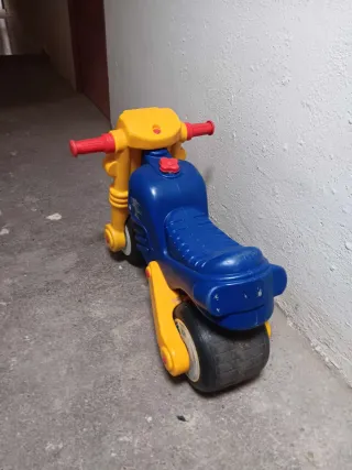 Moto infantil azul y amarilla