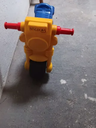 Moto infantil azul y amarilla