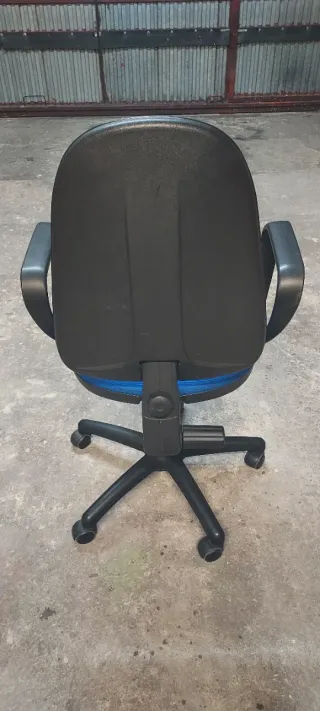 Silla de oficina azul ajustable en altura/respaldo