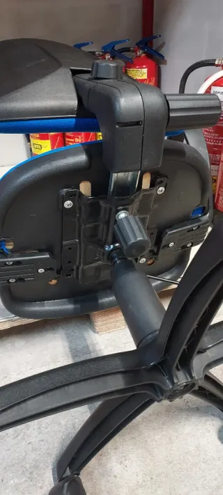 Silla de oficina azul ajustable en altura/respaldo