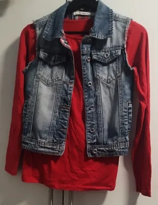 Chaleco vaquero y camiseta rojo