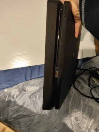 PS4 Slim 1TB Negra + Mando